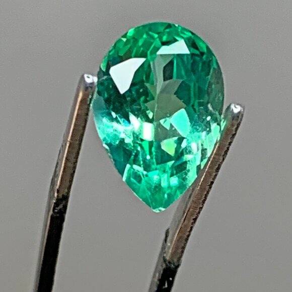 Elegant Green Teardrop Gemstone Pendant - Picture 9 of 13